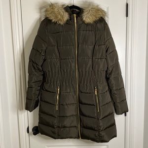 LAUNDRY BY SHELLI SEGAL Women's 3/4 Puffer with Cinched Waist and Faux Fur Hood.